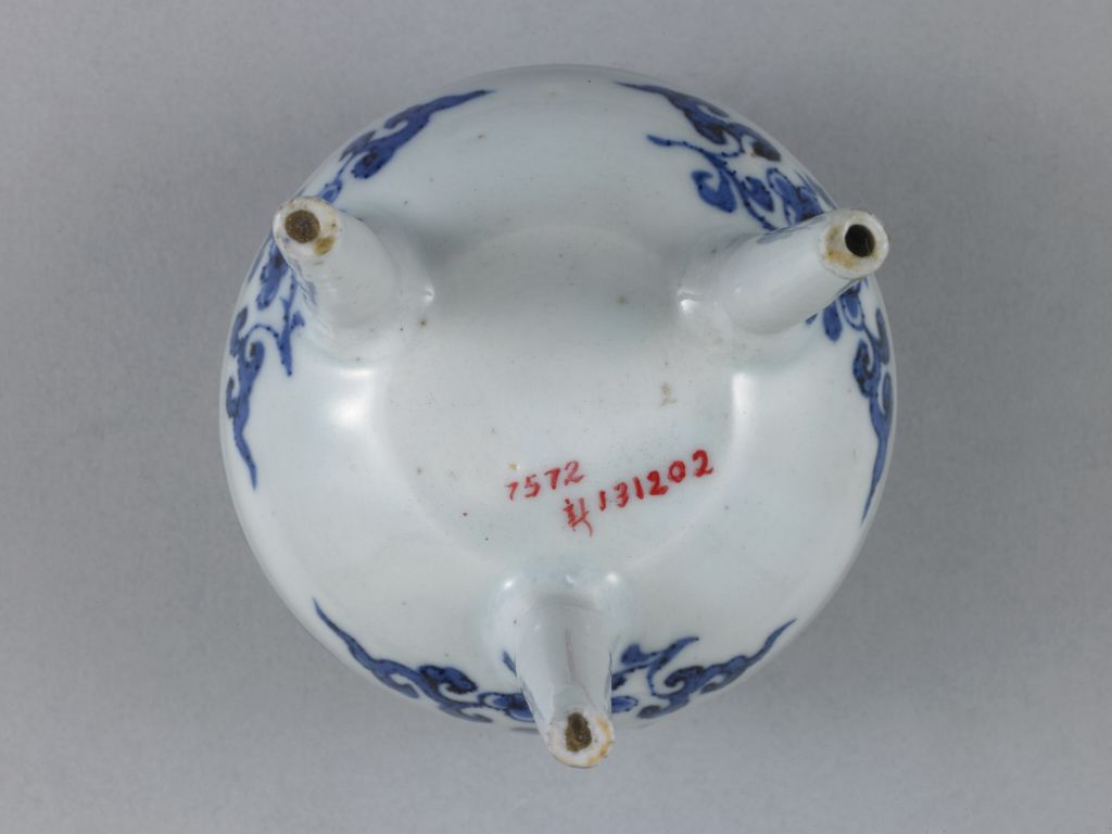 图片[2]-Blue and white flower pattern tripod-China Archive